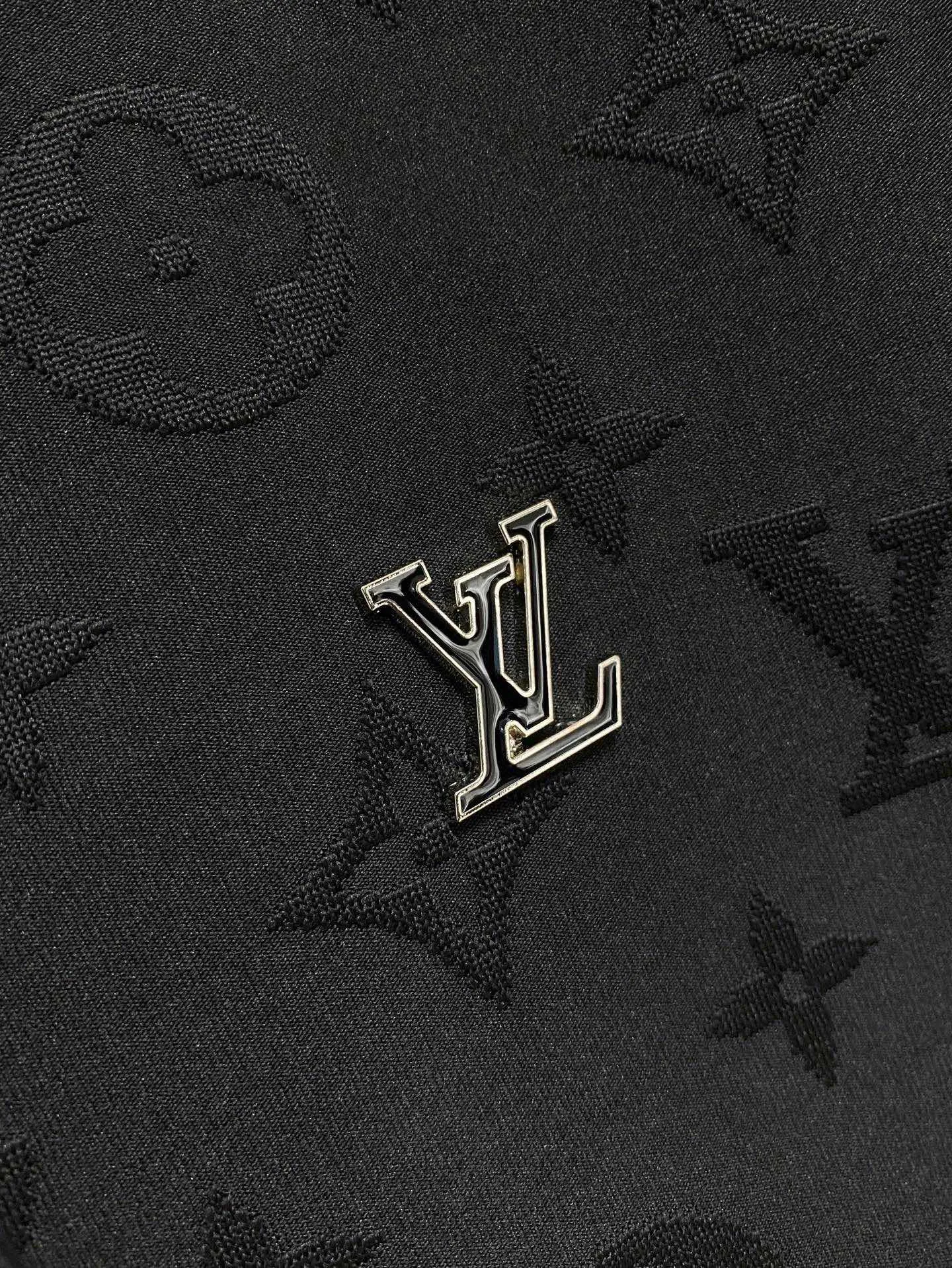 🅿️720 [LV Louis Vuitton] hot-selling suit is coming. Focus on the original version of the official website. 2025 new hot-selling cardigan and sweatshirt suit. The original order is the best. 🇭🇰The meticulous work of top designers. It has a fitting and perfect upper body effect. All-natural high-quality Tencel Roman cotton 100%, close-fitting comfort, noble and elegant! Original hardware embodies elegance and nobility! Counter size: M-3XL (maximum wear up to 190 pounds)
